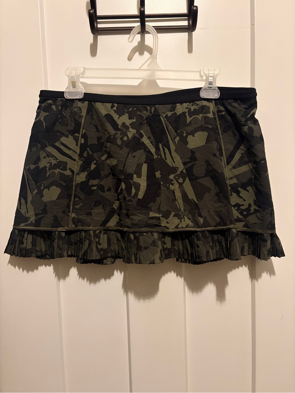 Lululemon athletica Olive and Black Pleated Hem Active Skirt